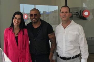 לשמאל - מישאל יצחקי מיזמי הפרויקט קבוצת יצחקי - אייל גולן - רוני טננבאום סמנכלית השיווק בקבוצת ימחקי