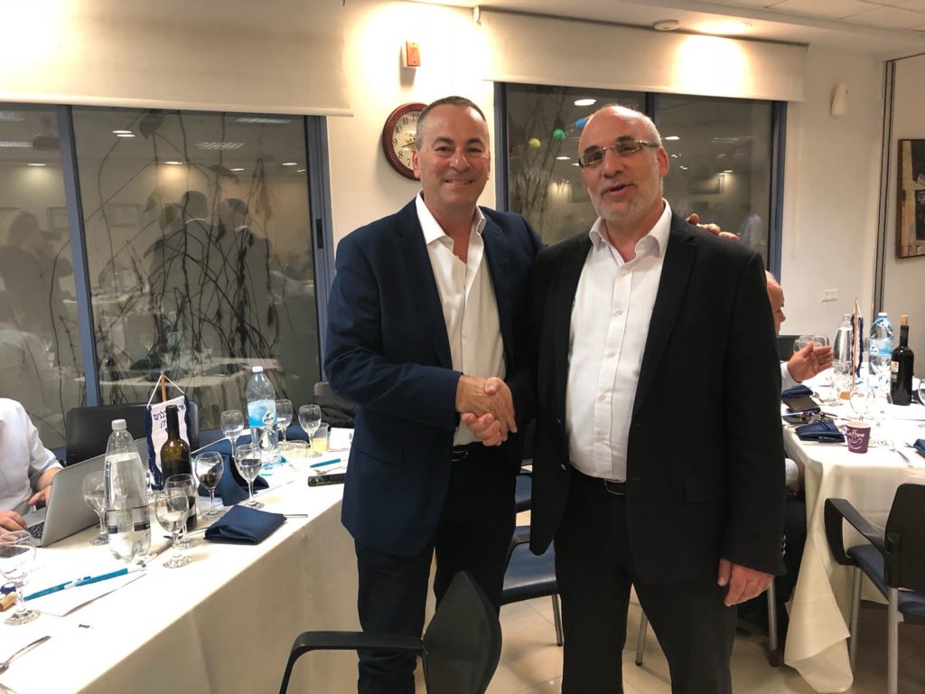 ארגון קבלני מחוז דן אברהם להב ונשיא התאחדות בוני הארץ רוני בריק בכנס הארגון צילום יחצ