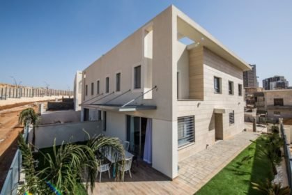 קוטג' לדוגמא בפרויקט של צרפתי שמעון בראש העין צילום מיכה לובטון 1