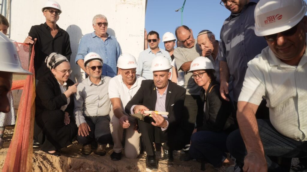 בכירי עיריית לוד ובכירי חברת צמח המרמן בטקס הנחת אבן פינה לפרויקט מצפה רנה קרדיט צילום ינאי אלפסי (2)