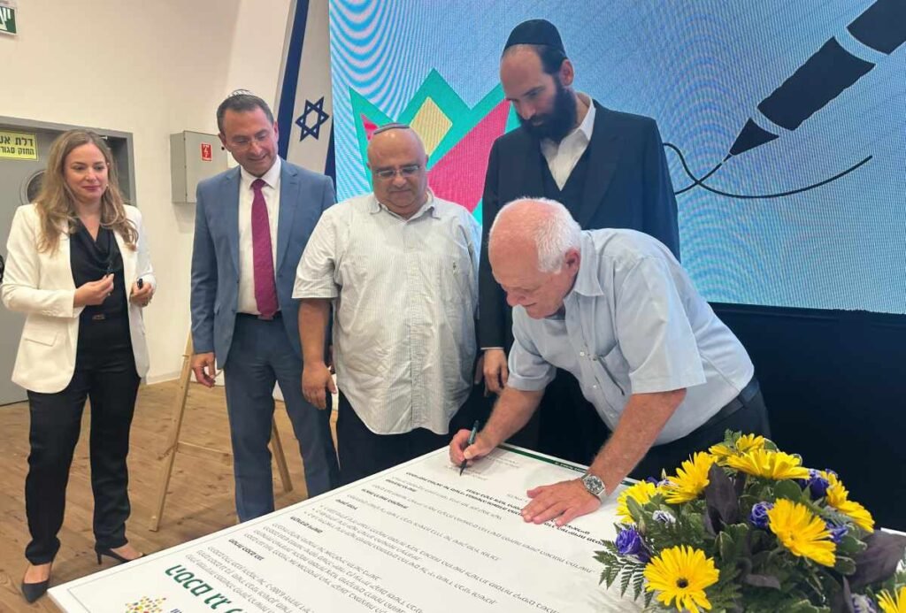 שר השיכון חותם על הסכם הגג ליקנעם בנוכחות מנכ'ל המשרד וראש העיריה. צילום: דוברות משרד השיכון